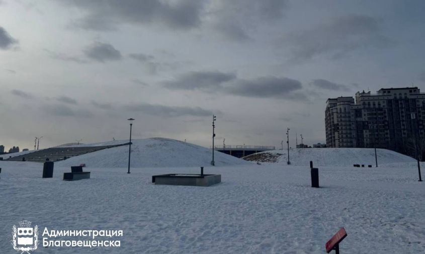 Холмы — не горки: на набережной Благовещенска гуляющим будут регулярно и громко напоминать о важном запрете