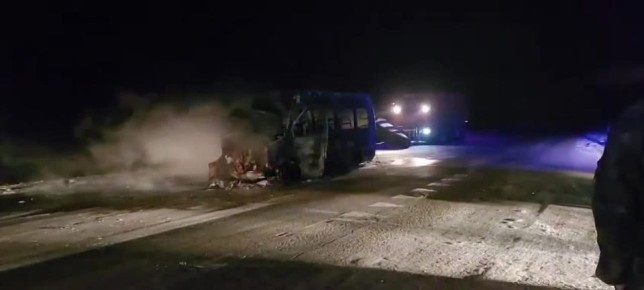 На трассе «Амур» в Шимановском округе после ДТП с грузовиком дотла сгорел пригородный автобус