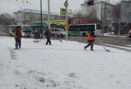 «Наверное, не так быстро, как хотелось бы»: мэр Благовещенска ответил на критику по уборке города от снега и рассказал, сколько техники и человек выходят на улицы
