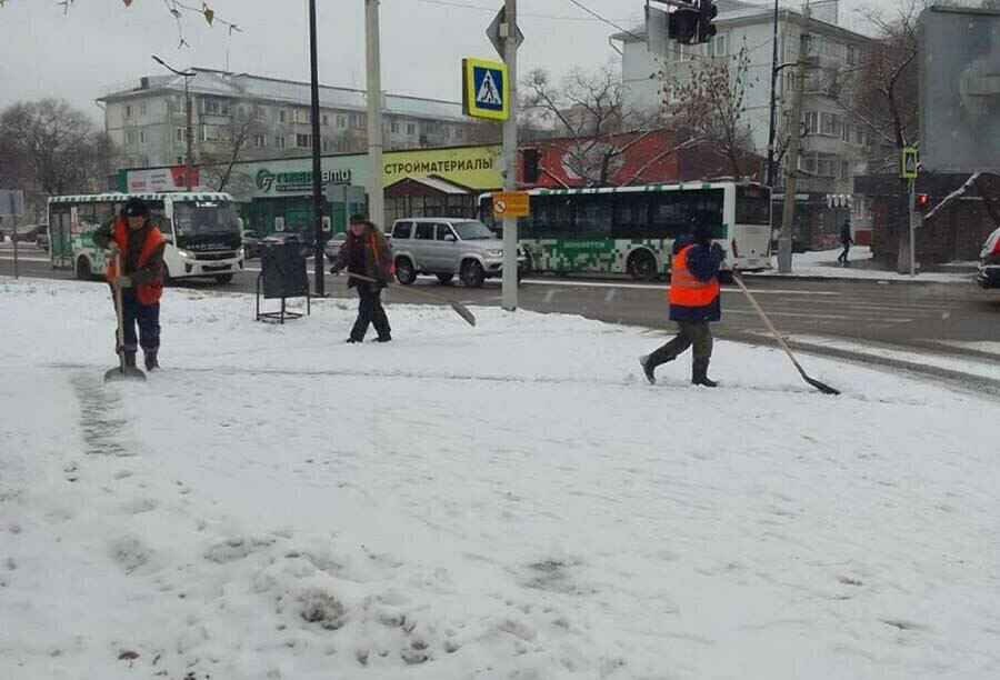 «Наверное, не так быстро, как хотелось бы»: мэр Благовещенска ответил на критику по уборке города от снега и рассказал, сколько техники и человек выходят на улицы