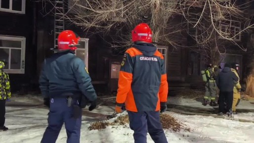 В Благовещенске пожарно-спасательные подразделения ликвидируют пожар в доме по улице Зейской
