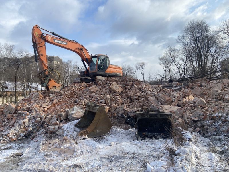 От военного и криминального прошлого в креативное будущее: в Благовещенске сносят вековые казармы на Зейской