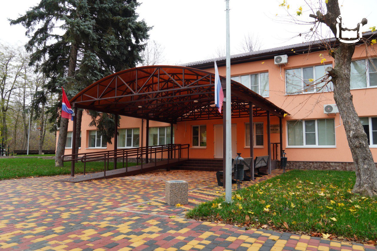 Центральная площадь и реабилитационный центр: Василий Орлов оценил отремонтированные объекты в Амвросиевском округе Центральная площадь и реабилитационный центр: Василий Орлов оценил отремонтированные объекты в Амвросиевском округе