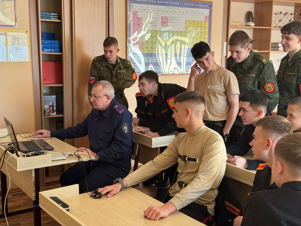 Сотрудник отдела криминалистики провел занятие с учащимися кадетской школы «Амурский кадетский корпус имени Героя Советского Союза генерал-майора Ю.В. Кузнецова» Сотрудник отдела криминалистики провел занятие с учащимися кадетской школы «Амурский кадетский корпус имени Героя Советского Союза генерал-майора Ю.В. Кузнецова»