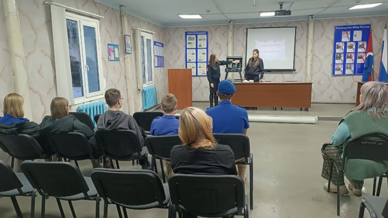 Бурейские полицейские провели «День открытых дверей» для юнармейцев