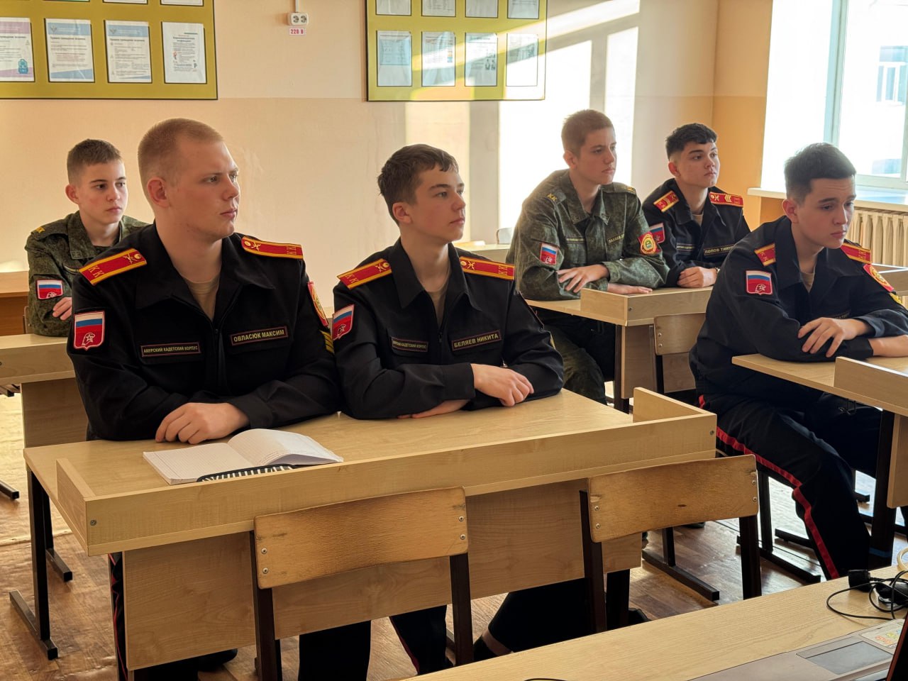 Сотрудник отдела криминалистики провел занятие с учащимися кадетской школы «Амурский кадетский корпус имени Героя Советского Союза генерал-майора Ю.В. Кузнецова» Сотрудник отдела криминалистики провел занятие с учащимися кадетской школы «Амурский кадетский корпус имени Героя Советского Союза генерал-майора Ю.В. Кузнецова»