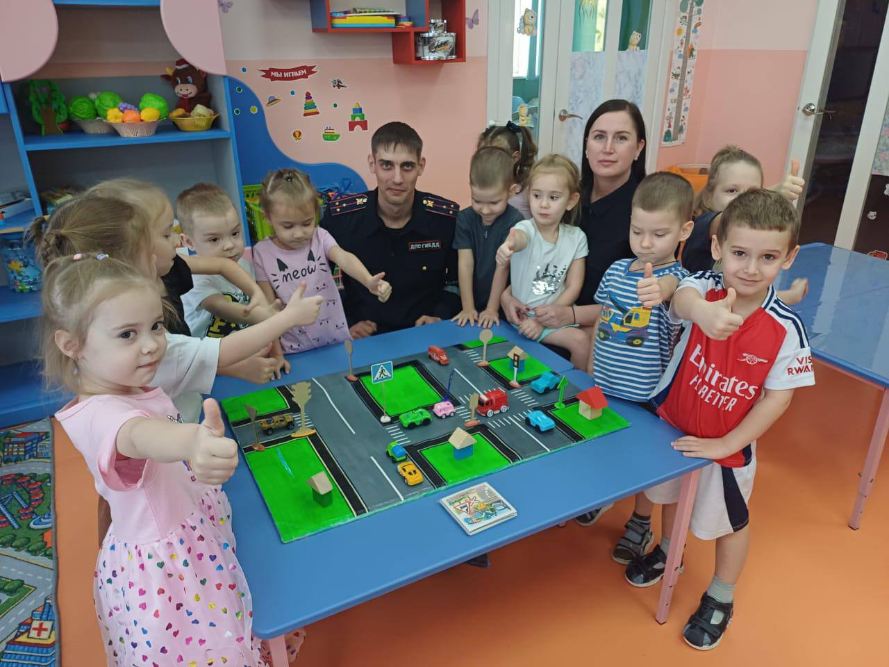 Сотрудники Госавтоинспекции уделяют внимание не только школьникам и их родителям, но и самым юным участникам дорожного движения — воспитанникам детских садов Сотрудники Госавтоинспекции уделяют внимание не только школьникам и их родителям, но и самым юным участникам дорожного движения — воспитанникам детских садов