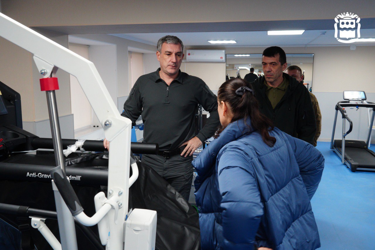 Центральная площадь и реабилитационный центр: Василий Орлов оценил отремонтированные объекты в Амвросиевском округе Центральная площадь и реабилитационный центр: Василий Орлов оценил отремонтированные объекты в Амвросиевском округе