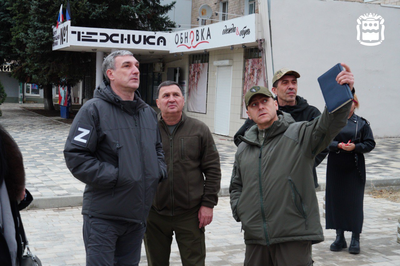 Центральная площадь и реабилитационный центр: Василий Орлов оценил отремонтированные объекты в Амвросиевском округе