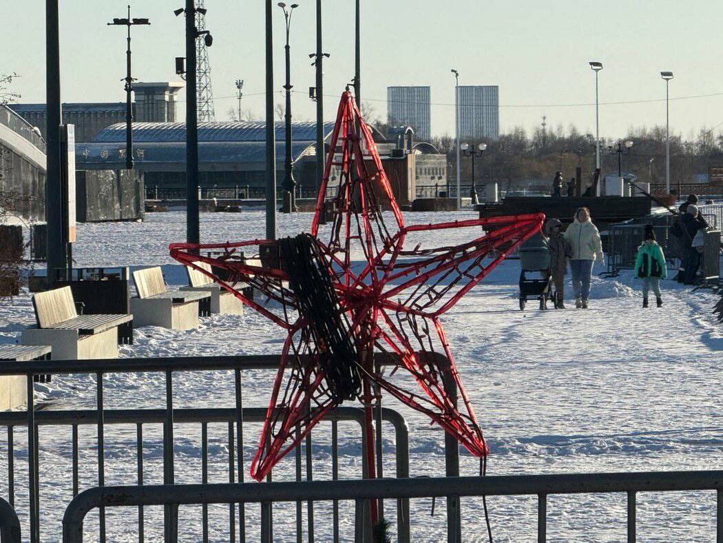 В амурской столице начали монтировать 20-метровую новогоднюю ель на площади Ленина В амурской столице начали монтировать 20-метровую новогоднюю ель на площади Ленина