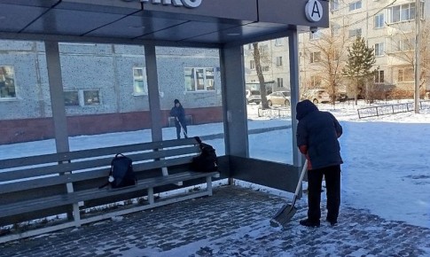 «Все очистим»: мэр Благовещенска рассказал об уборке снега и наледи на автобусных остановках