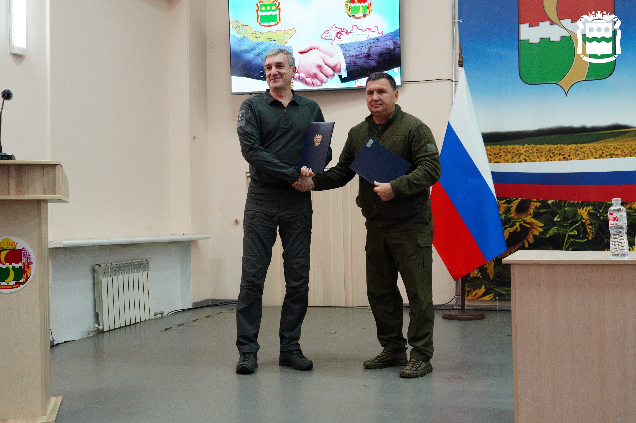 План по восстановлению Амвросиевского округа ДНР подписали Василий Орлов и глава подшефного округа План по восстановлению Амвросиевского округа ДНР подписали Василий Орлов и глава подшефного округа