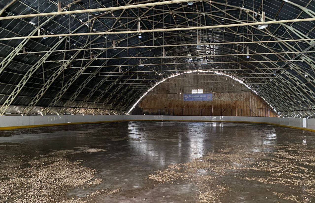 На стадионе «Юность» началась подготовка к заливке катка