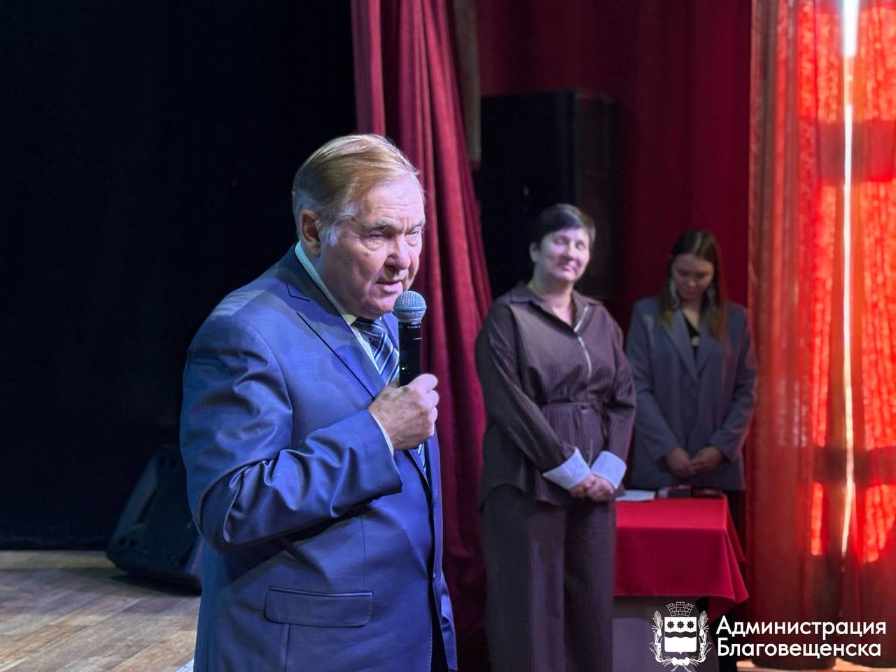 30 жителей Благовещенка получили награды за «Стройку Века» 30 жителей Благовещенка получили награды за «Стройку Века»