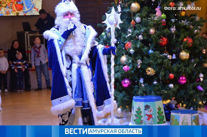 Маленьких амурчан приглашают лично поздравить Деда Мороза с днём рождения, который отмечают 18 ноября!