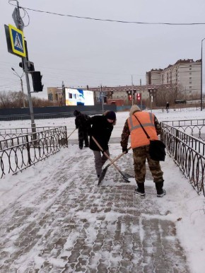 В первую очередь — самые востребованные участки: снег с улиц Благовещенска убирают 12 спецмашин