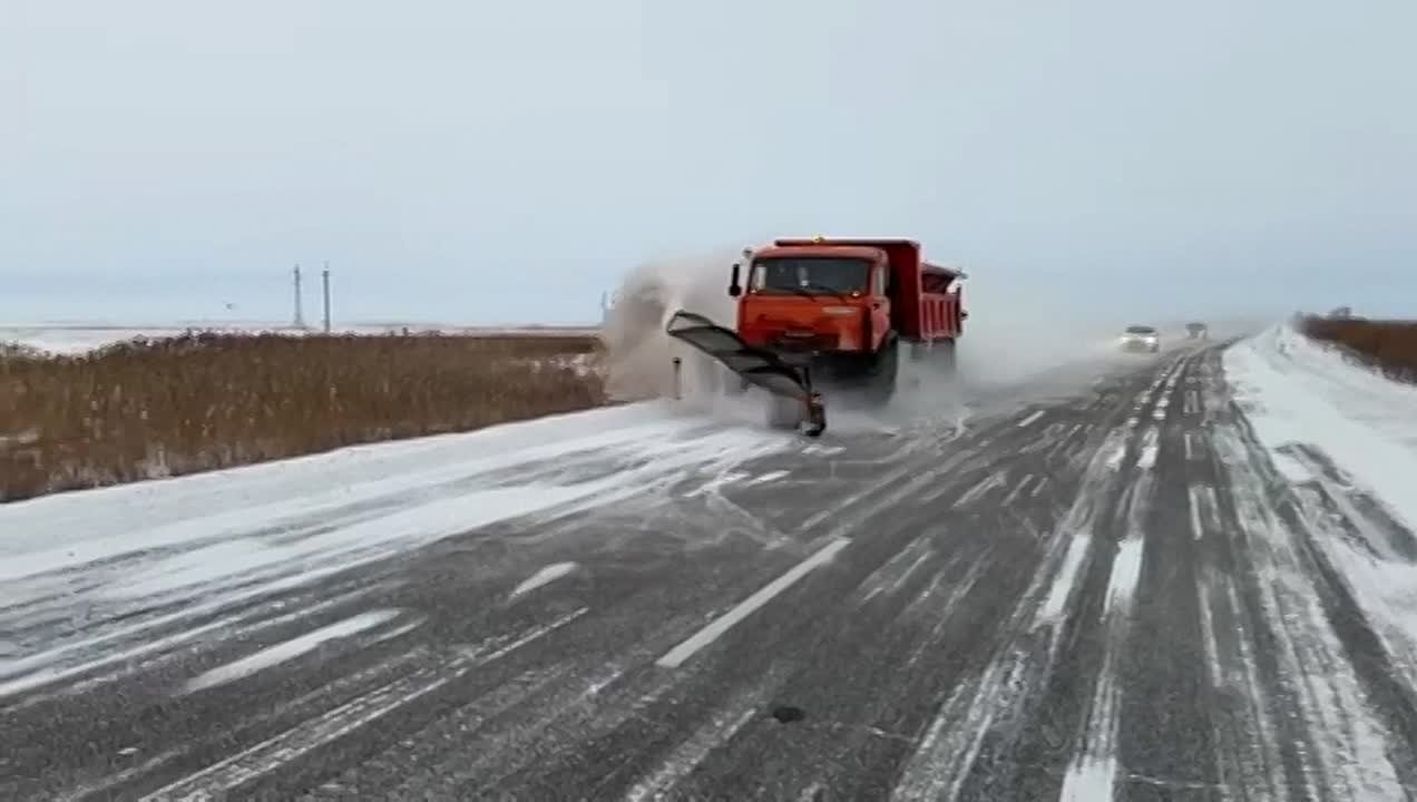 Региональные дороги чистят в штатном режиме: 47 единиц техники вышли на уборку снега