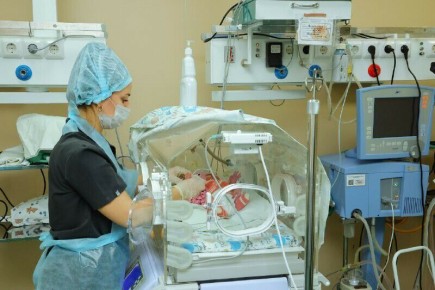 В АОКБ рассказали о спасенной девочке, родившейся с весом менее полутора килограммов