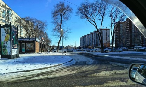 В микрорайоне Благовещенска дорожный знак «Поворот направо» отвернулся от водителей