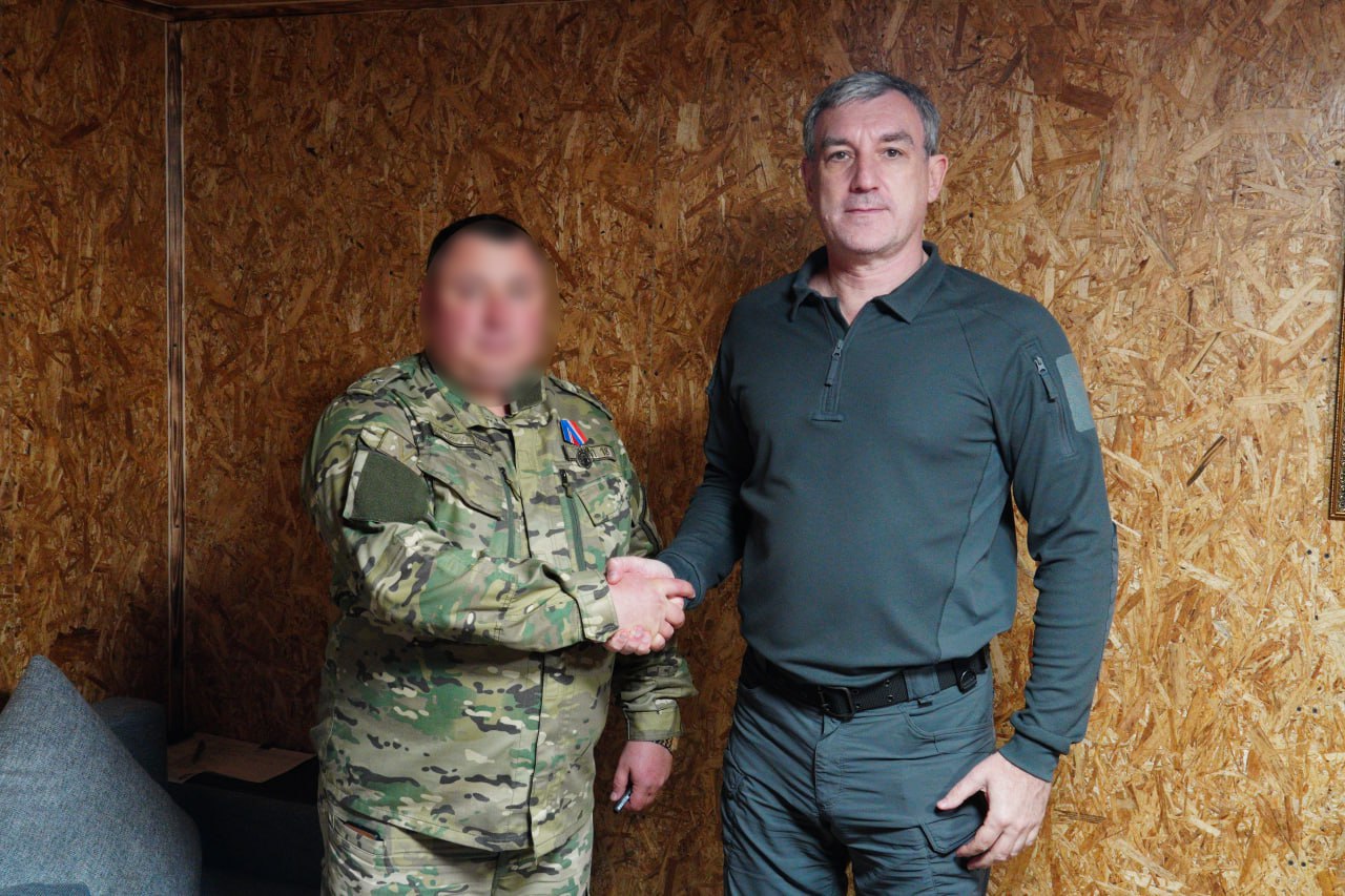 Василий Орлов во время командировки в ДНР встретился с амурскими военными в зоне СВО Василий Орлов во время командировки в ДНР встретился с амурскими военными в зоне СВО