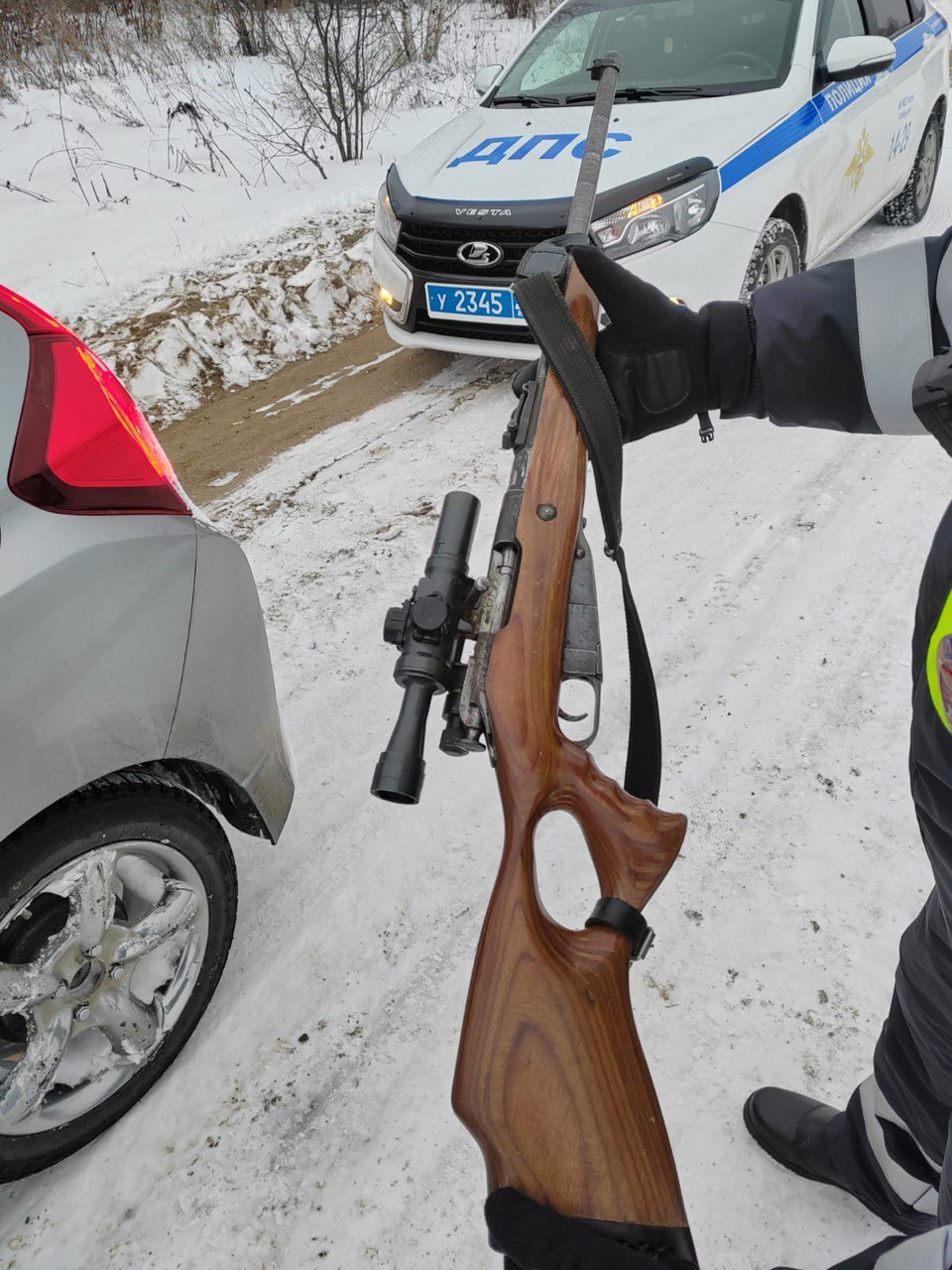 «Хранил на всякий случай»: амурчанин попался с заряженным оружием в машине «Хранил на всякий случай»: амурчанин попался с заряженным оружием в машине