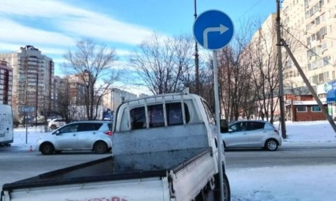 В микрорайоне Благовещенска поправили отвернувшийся от водителей дорожный знак