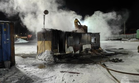 В Тынде при тушении горящего сторожевого вагончика обнаружено тело мужчины