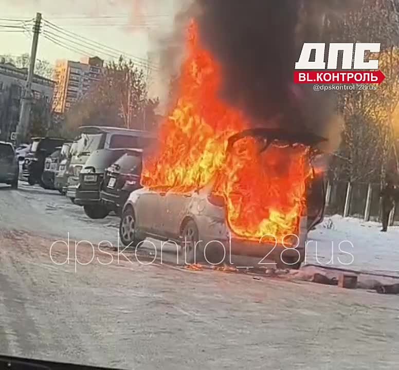 Недоброе утро: возле Амурской областной больницы в Благовещенске сгорел автомобиль