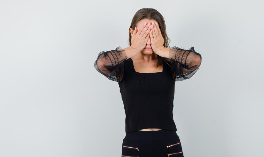 В Благовещенске сутенеры лишили девушку части волос за отказ продолжать «работу»