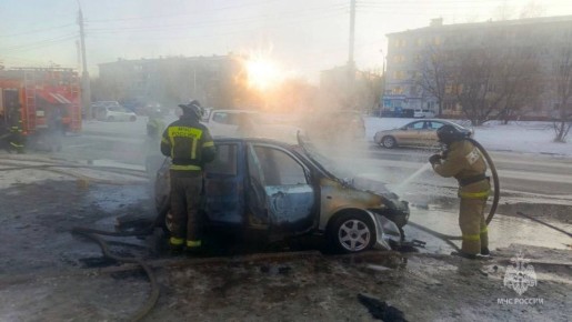 ЧП на дороге: в Благовещенске огнеборцы потушили горящую легковушку