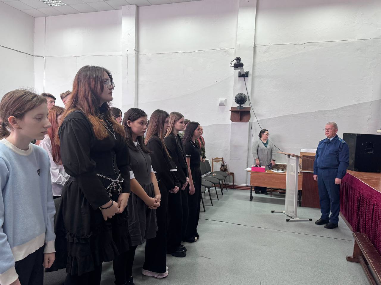 Прокурор Ивановского района провел урок мужества для учащихся сельской школы Прокурор Ивановского района провел урок мужества для учащихся сельской школы