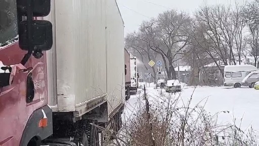 Жители района торгового порта на Лазо вновь говорят о фурах, которые паркуются в неположенных местах