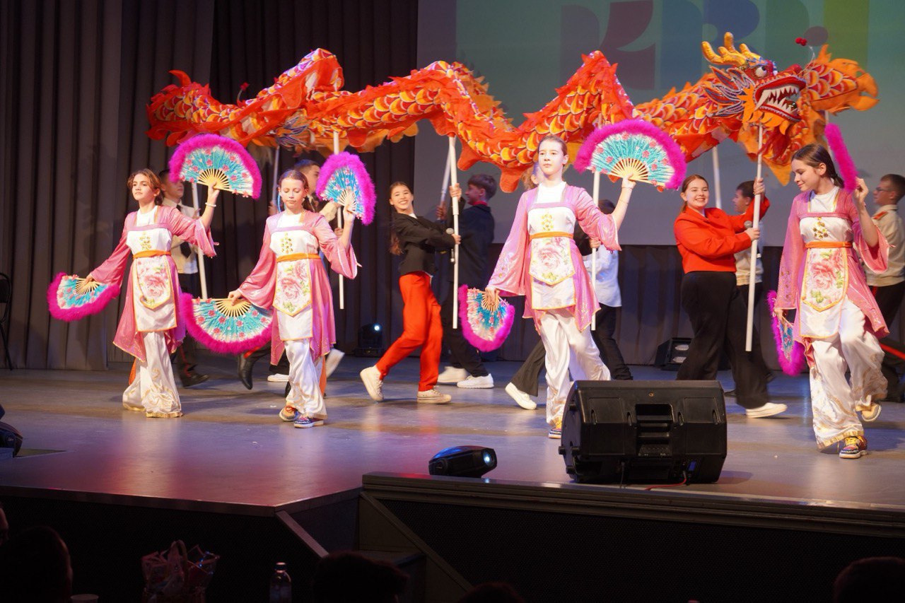 «Первые среди равных»: в АмГУ состоялась церемония закрытия проекта «Областная школьная лига КВН» «Первые среди равных»: в АмГУ состоялась церемония закрытия проекта «Областная школьная лига КВН»