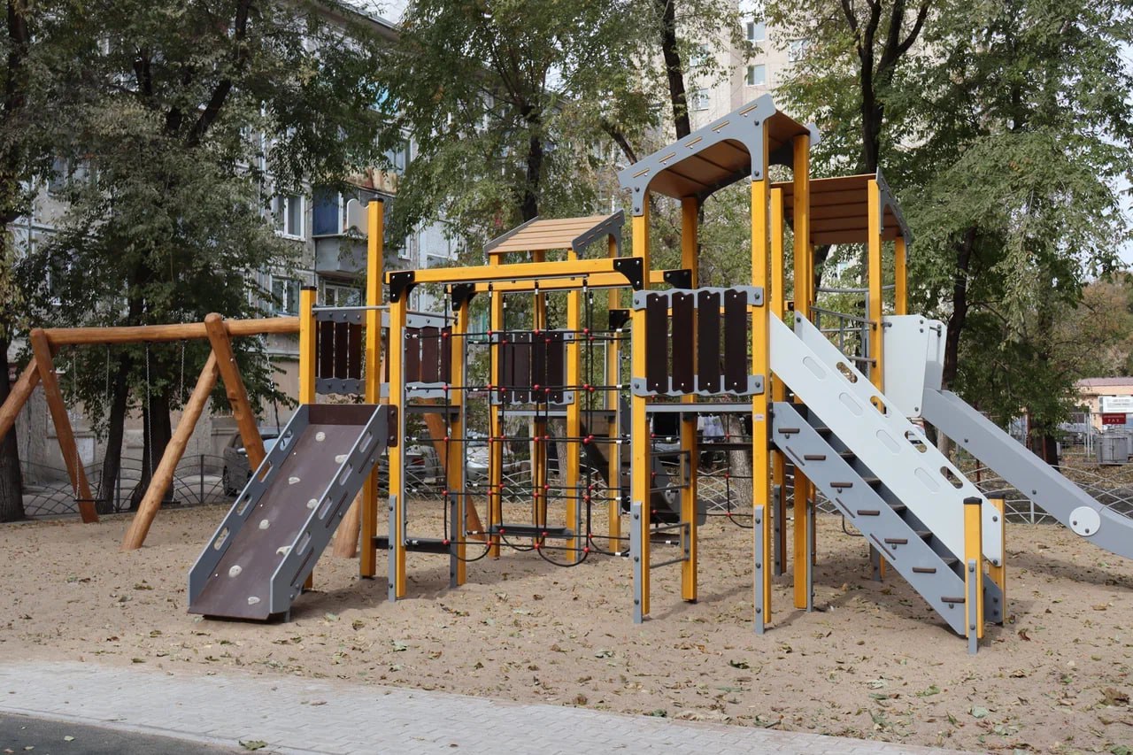 Амурские дворы стали современнее благодаря президентскому проекту Амурские дворы стали современнее благодаря президентскому проекту