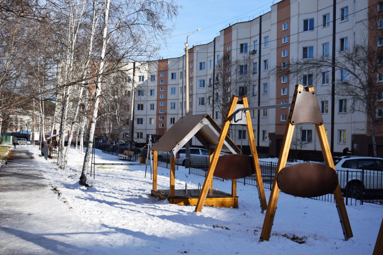 Амурские дворы стали современнее благодаря президентскому проекту Амурские дворы стали современнее благодаря президентскому проекту