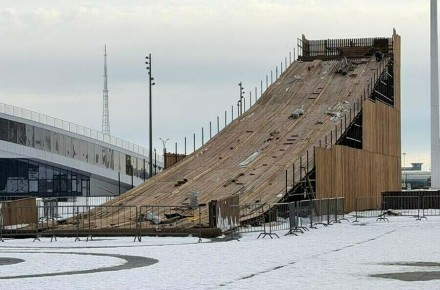 В областном центре завершается возведение тюбинговой горки на площади Ленина