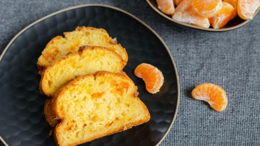 Если мандарины начали пропадать: простой рецепт пирога к Рождеству без духовки и заморочек