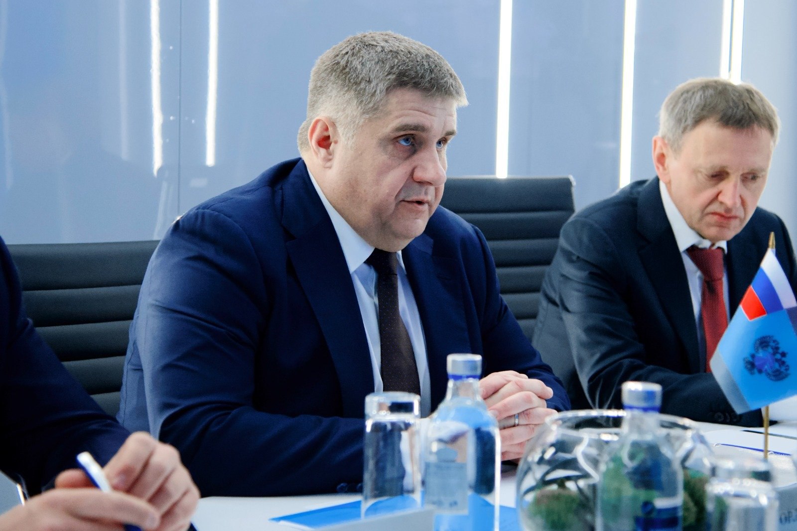 Губернатор Приамурья Василий Орлов и руководитель Росавтодора Роман Новиков обсудили перспективы развития дорожной сети региона Губернатор Приамурья Василий Орлов и руководитель Росавтодора Роман Новиков обсудили перспективы развития дорожной сети региона