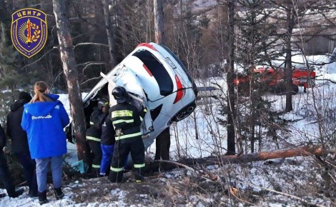 Двое детей заблокированы в иномарке, водитель погиб