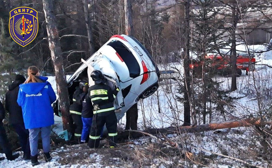 Двое детей заблокированы в иномарке, водитель погиб
