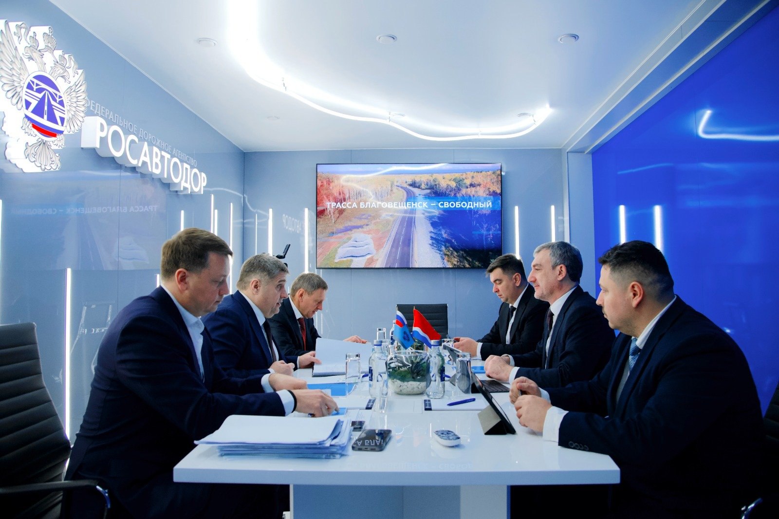 Губернатор Приамурья Василий Орлов и руководитель Росавтодора Роман Новиков обсудили перспективы развития дорожной сети региона