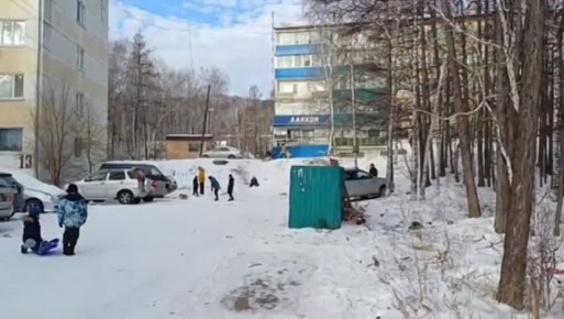 Амурчан призывают быть осторожнее и внимательнее следить за детьми, которые устраивают опасные игры