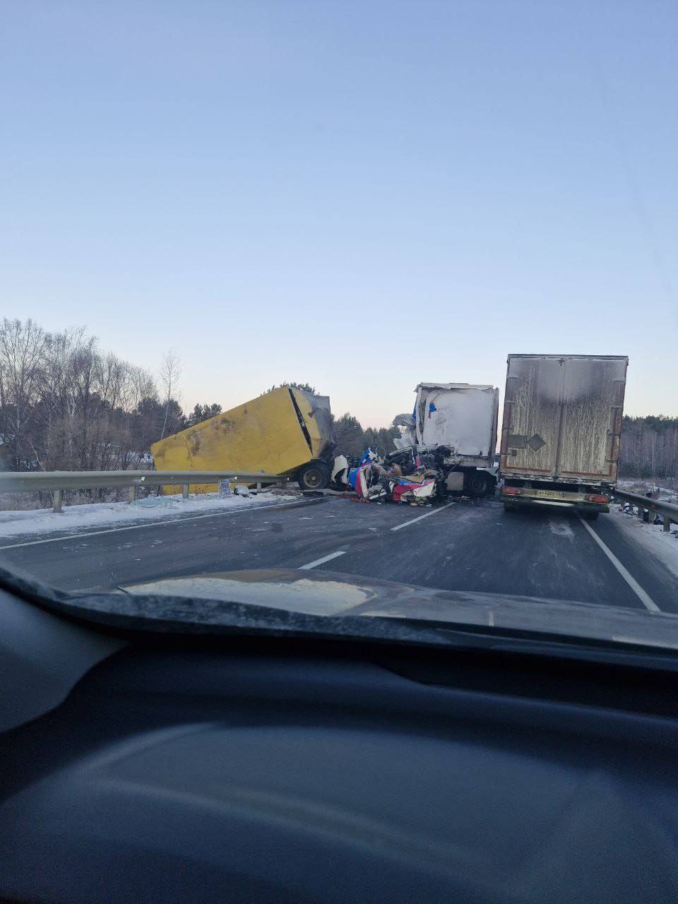 Под Циолковским произошло смертельное ДТП с двумя грузовиками Под Циолковским произошло смертельное ДТП с двумя грузовиками