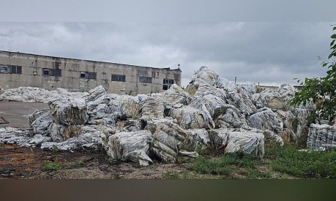Амурская компания устроила свалку из использованных упаковок из-под цемента