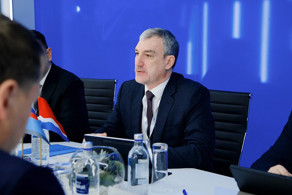 Губернатор Приамурья Василий Орлов и руководитель Росавтодора Роман Новиков обсудили перспективы развития дорожной сети региона Губернатор Приамурья Василий Орлов и руководитель Росавтодора Роман Новиков обсудили перспективы развития дорожной сети региона