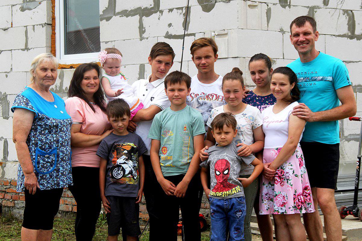 Матерей-героинь приравняли к Героям России и Труда по соцгарантиям