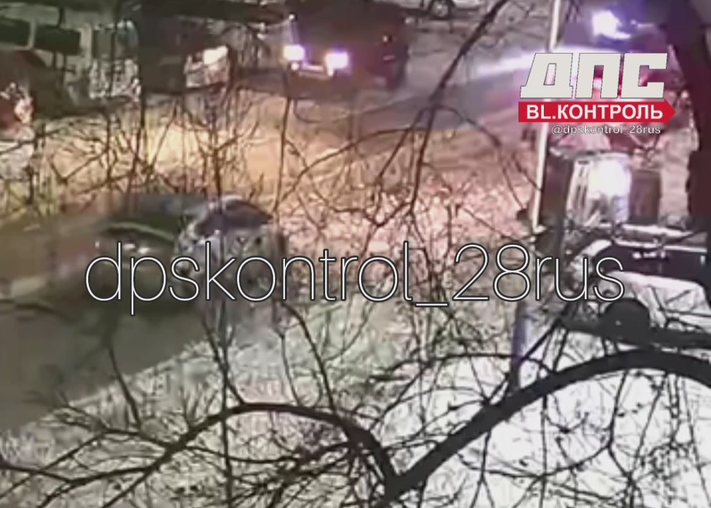 В Благовещенске 36-летний мужчина угнал автомобиль и врезался в припаркованные машины