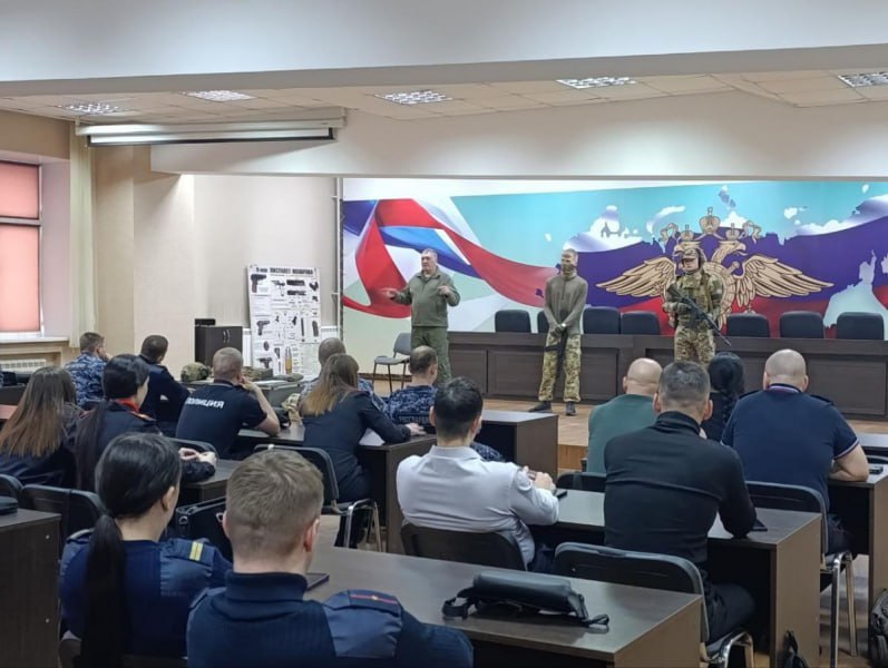 Амурские полицейские обменялись опытом с ветераном боевых действий