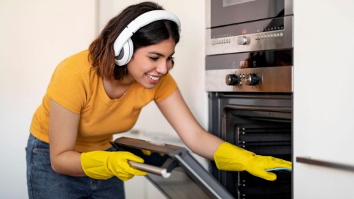 Мудрые хозяйки знают об удивительном средстве: вонь из духовки исчезает мгновенно