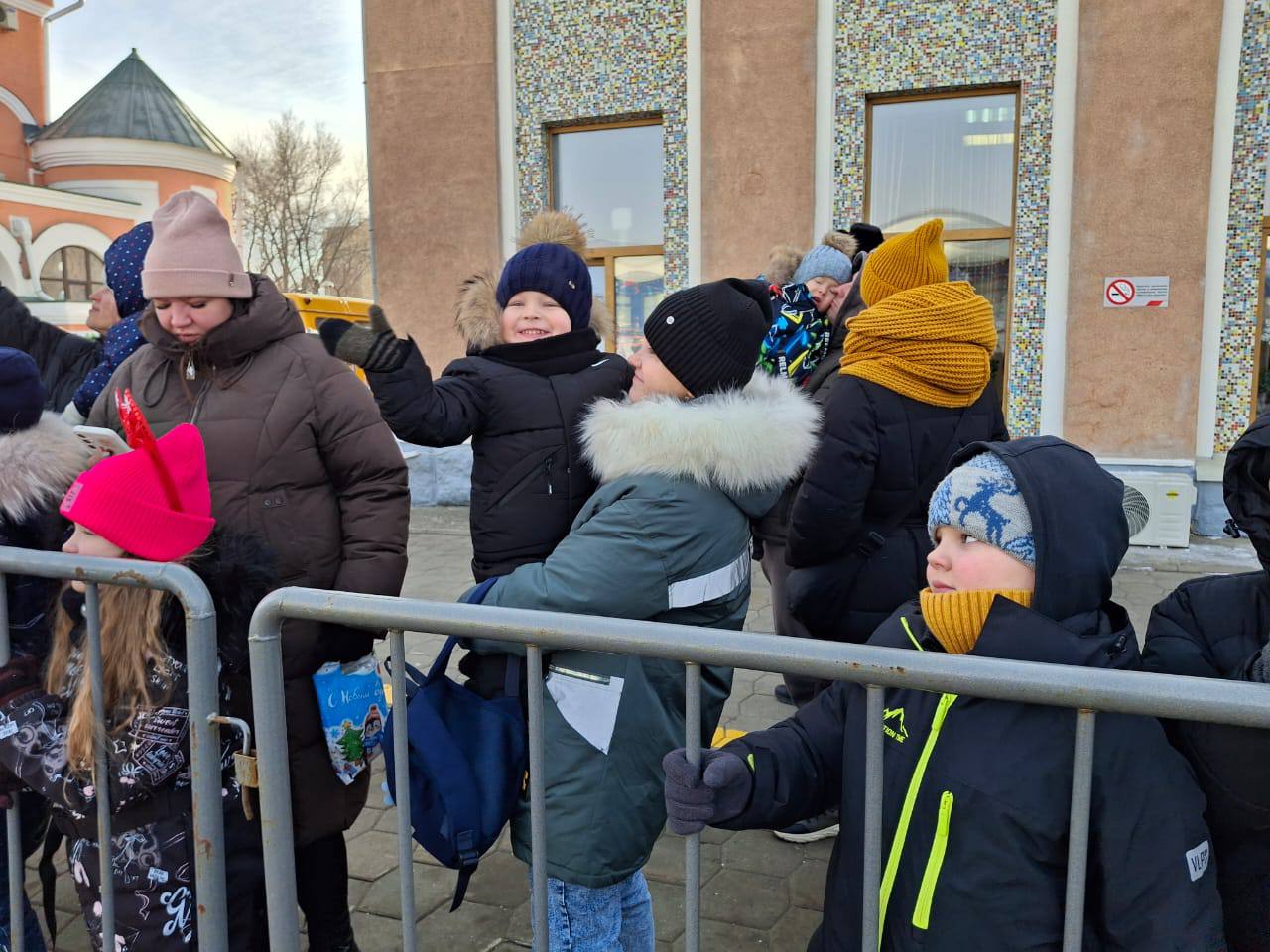 Состав Деда Мороза встретили жители амурской столицы Состав Деда Мороза встретили жители амурской столицы